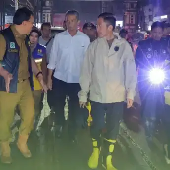 3 Jam Menyusuri Daerah Tergenang, Wali Kota Palembang Temukan Sumber Banjir di Jalan SMB