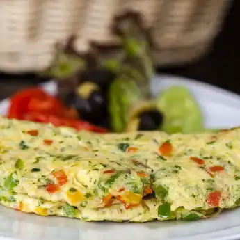 Resep Omelet Sayur Gulung, Kreasi Lauk Praktis untuk Makan Malam
