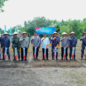 Gubernur Andi Sudirman Serahkan Bantuan Kapal untuk Nelayan Takalar