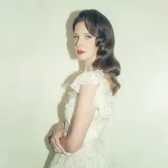 Lirik Lagu 'Bluebird' oleh Lana Del Rey dan Terjemahan Indonesianya