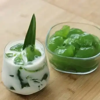  Resep Es Jeli Hijau Bayam, Dijamin Nyegerin dan Sehat!