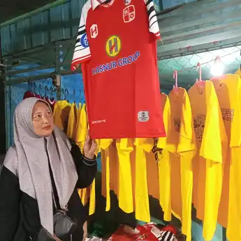Penjualan Meroket, BRI Liga 1 Bawa Berkah Bagi Pedagang Merchandise Di Sekitar Stadion Demang Lehman Martapura