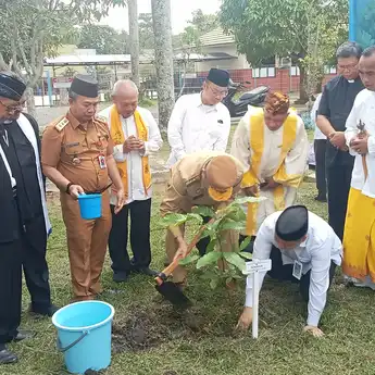 Komitmen Lestarian Lingkungan, Gubernur Kalsel Pimpin Gerakan Penanaman Pohon Matoa