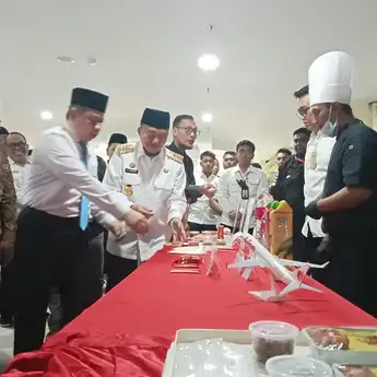 Kukuhkan PPIH Embarkasi Banjarmasin, Gubernur Kalsel Ingatkan Pentingnya Menjaga Kebersihan Asrama Haji