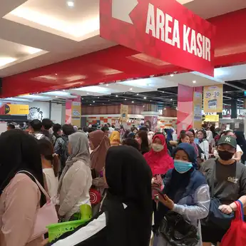 Pengunjung Membludak Kejar Diskon, Pasca Transmart Dikabarkan Tutup Permanen 30 April 2025