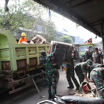 Sinergi TNI, Forkopimda, dan Warga Bersihkan Pasar Terong, Wujudkan Makassar Lebih Bersih