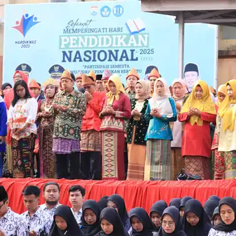 Peringatan Hardiknas 2025 di Palembang: Pakaian Adat Warnai Upacara, Sekda Tekankan Akses Pendidikan Berkualitas untuk Semua