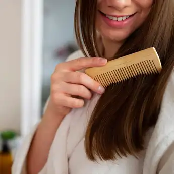 Sisir Rambut Dengan Cara Ini, Rahasia Rambut Lebih Sehat!