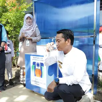 Wali Kota Banjarmasin Serahkan Kran Air Siap Minum PAM Bandarmasih Untuk SDN Basirih 8