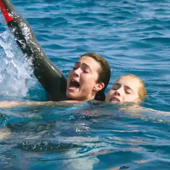 Sinopsis '47 Meters Down' Pertarungan Hidup dan Mati 47 Meter di Bawah Laut