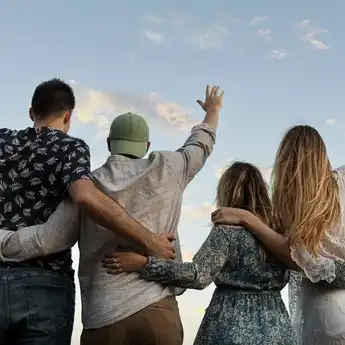 4 Zodiak ini Diam-diam Menaruh Rindu Kepada Sahabat Lama, Siapa Saja?