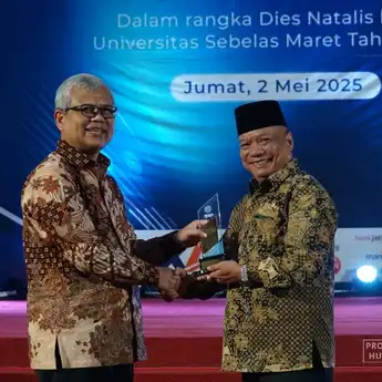 Tokoh PWKI AM Putut Prabantoro Sabet Anugerah UNS