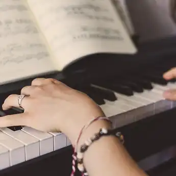 Lirik dan Arti Lagu 'Piano Man' Dipopulerkan Billy Joel