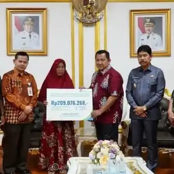 Serahkan Santunan ke Keluarga Korban KMP Muchlisa, Bupati PPU: Semoga Ini bisa Ringankan Beban Keluarga