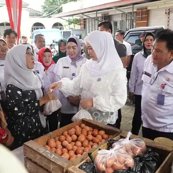 HUT ke-79 Sumsel, Ketua TP PKK Hj. Febrita Tinjau Pasar Murah dan Dukung Kesejahteraan Masyarakat