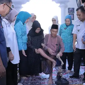 Ramlan Isman, Korban Kecelakaan Kerja, Dapat Bantuan Alat Bantu Jalan dari TP PKK Palembang