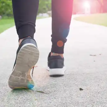 Jalan Kaki Sambil Kentut Punya Manfaat? Kenali Tren 'Fart Walk'