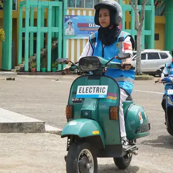 Momen SIswa SMK Antusias Jajal Motor Listrik Hasil Konversi PLN
