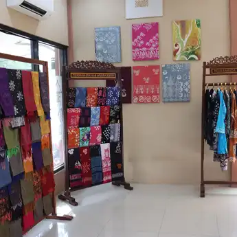 Dorong Ekonomi Kreatif Lokal, Ketua TP PKK Sumsel Feby Deru Resmikan Toko PKK dan Luncurkan Kain Jumputan Khas Muara Enim
