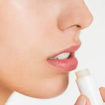 Kulit Sekitar Bibir Kering dan Mengelupas? Kenali 7 Hal yang Bisa Jadi Penyebabnya