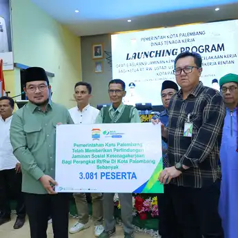 Program 100 Hari Kerja, Wakil Wali Kota Prima Salam Serahkan Jamsostek untuk Pekerja Rentan dan Tokoh Masyarakat