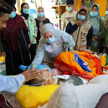 Kepedulian Sosial TP PKK Palembang: Bantu Kursi Roda dan Sembako untuk Pak Rahim