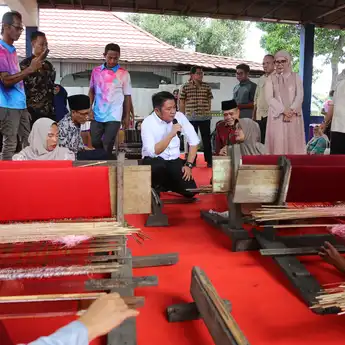 Gubernur Sumsel Herman Deru Biayai BPJS Ketenagakerjaan untuk Pengrajin Besi di Ogan Ilir