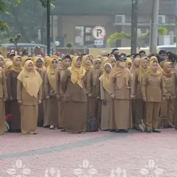 Apel Gabungan Juni 2025, Asisten Syarpuddin Serahkan SK Pensiun dan SK Kenaikan Pangkat Pegawai