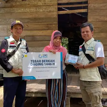 YBM PLN UIP KLB Salurkan Ratusan Paket Daging ke Pedalaman Bengkayang
