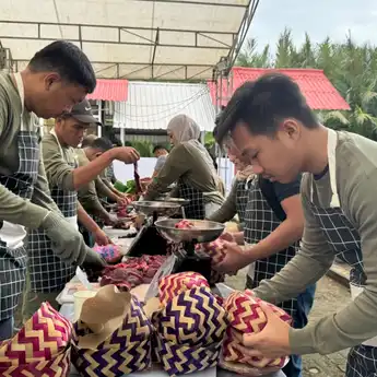 Bebas Sampah Plastik, Pertamina Kemas Daging Kurban Pakai Besek