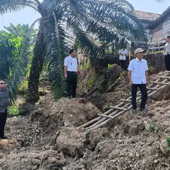 Lurah Ngulak Tinjau 9 Rumah Warga Terdampak Longsor