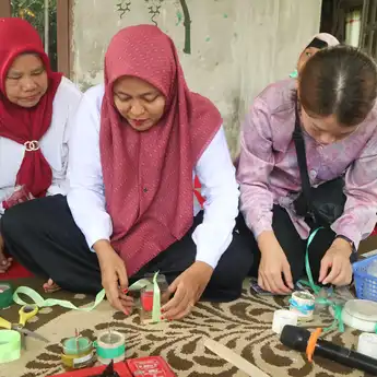 Pertamina Latih Warga Palembang Ubah Minyak Jelantah Jadi Lilin Aromaterapi