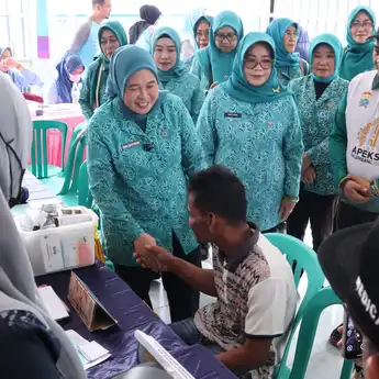 Ketua TP PKK Palembang Tinjau Langsung Layanan Kesehatan Gratis di Pulau Kemaro