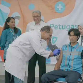 Cegah Terkena Tetanus, Bio Farma Vaksinasi Ratusan Petugas Kebersihan Bandung