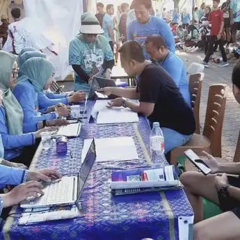 Disdukcapil Palembang Hadir Dekatkan Layanan Kependudukan ke Masyarakat dalam Ampera Tourism Run 2025