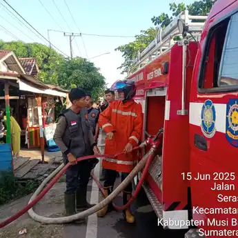 Damkar Muba Tanggap Tangani Kebakaran Rumah di Kampung Ogan, Balai Agung