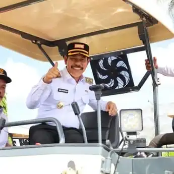 Wakil Bupati PPU Serahkan Alat Pertanian Rotavator, Ini Harapannya