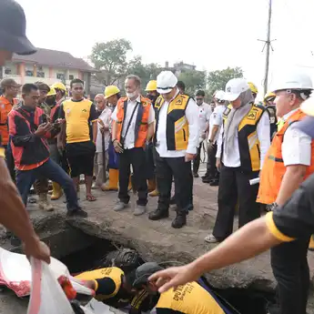 Antisipasi Musim Hujan, Pemkot Makassar Bersihkan Drainase di Kawasan Rawan Banjir