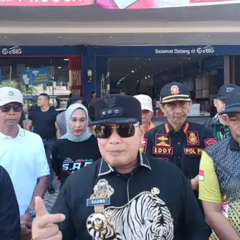Bupati Sujiwo dan Jajaran Tertibkan Kawasan Ruas Jalan Sungai Raya Dalam
