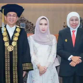 Khofifah Hadiri Pelantikan Rektor 2025-2030, Saatnya Unair Jadi Rumah Intelektual Penggerak Bangsa