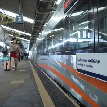 Menikmati Pesona Bumi Parahyangan dari Balik Jendela KA Parahyangan