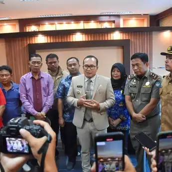 Bupati Sujiwo Temui PKL Terdampak Penertiban Serdam–Sudarso, Tawarkan Relokasi dan Solusi