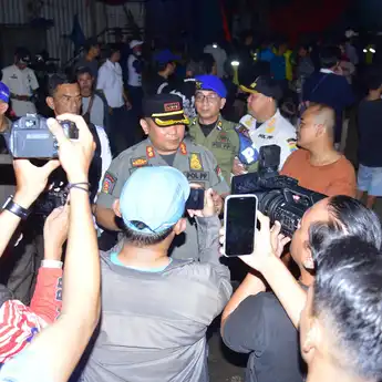 Tim Gabungan Satpol PP Tertibkan Kawasan Padat PKL di Bawah Jembatan Ampera
