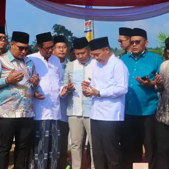 Wabup Muba Letakkan Batu Pertama Pembangunan Ponpes Riyadhul Muslimin di Simpang Bayat