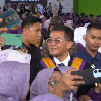 Ratusan Lansia Jawa Barat Rayakan Kelulusan Sekolah