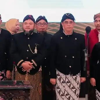 Purwanto Ajak Masyarakat Lestarikan Budaya Lewat Pagelaran Wayang Kulit Grebeg Suro di Kubu Raya
