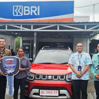 Pinca BRI Cabang Soa Sio Serahkan Langsung Hadiah Grand Prize Simpedes ke Pemenang