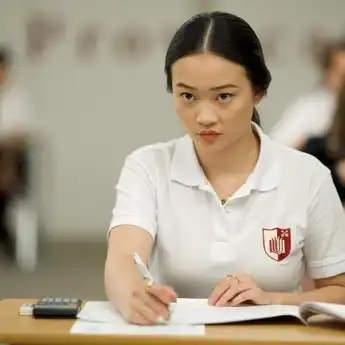 Review Film Bad Genius Versi Amerika, Strategi Curang  si Cerdik Lynn