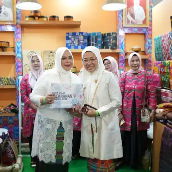Booth Dekranasda Makassar Menarik Perhatian di HUT ke-45 Dekranas