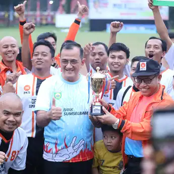 Sepak Bola Satukan Politik: Sekda Edward Candra Resmi Tutup Turnamen Antar Partai Politik se-Sumsel